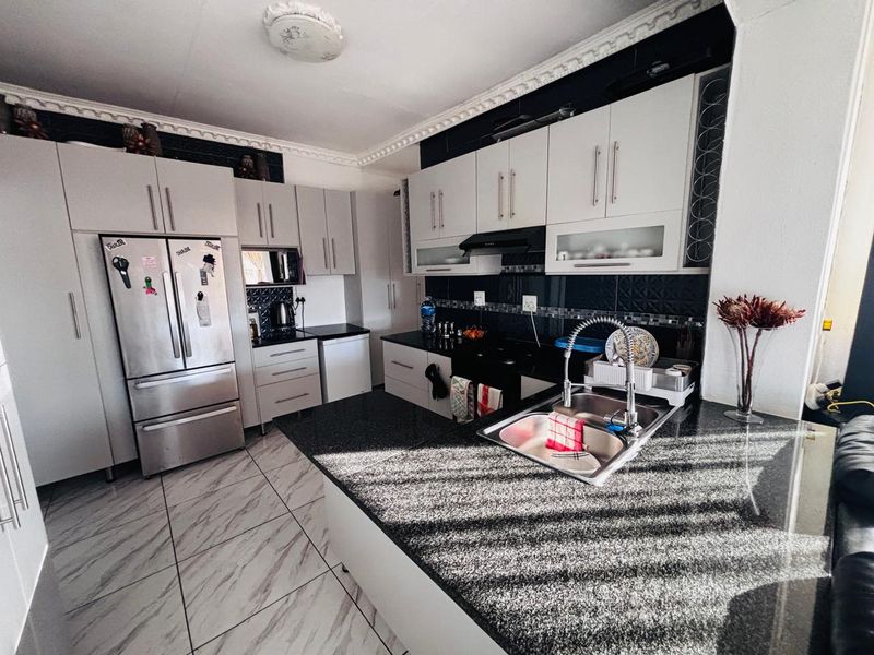 Room Available for Rent - Perfect for Bachelor Living! - Photo 3