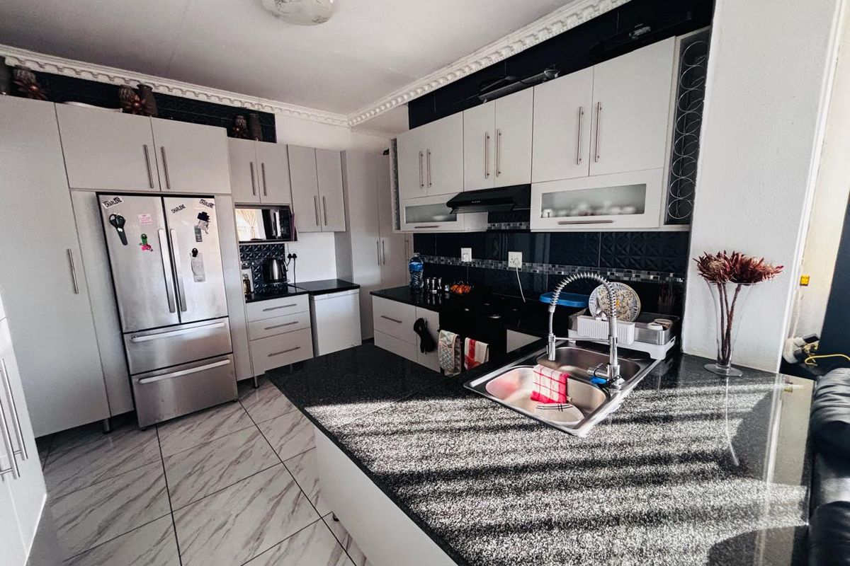 Room Available for Rent - Perfect for Bachelor Living! - Photo 3