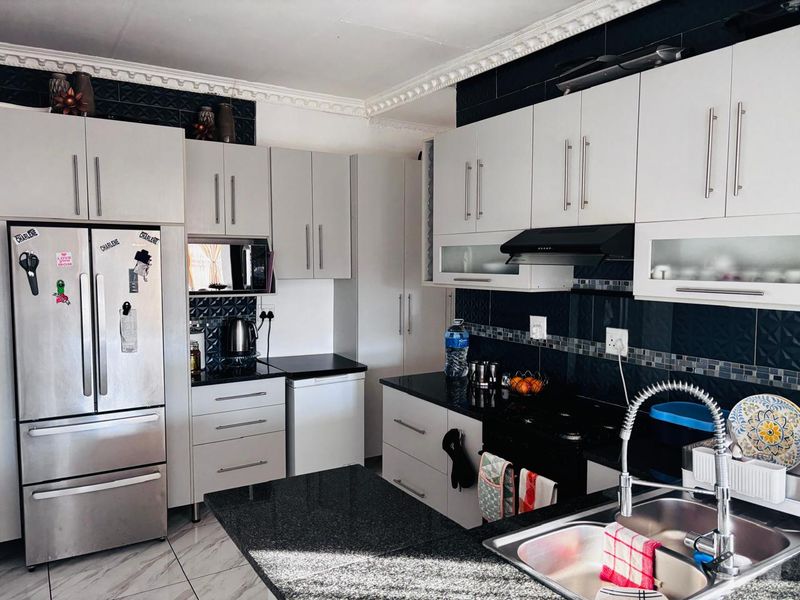 Room Available for Rent - Perfect for Bachelor Living! - Photo 4