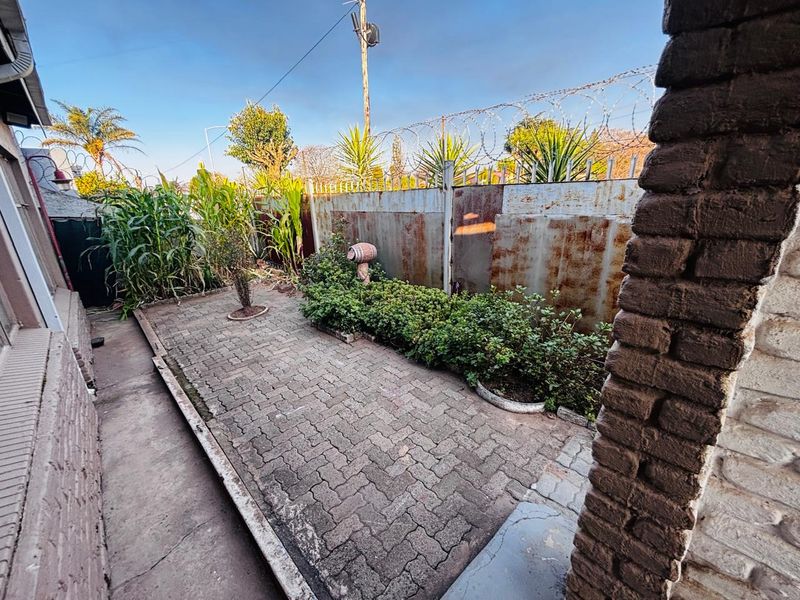 Room Available for Rent - Perfect for Bachelor Living! - Photo 2