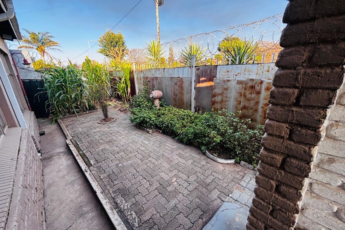 Room Available for Rent - Perfect for Bachelor Living! - Photo 2