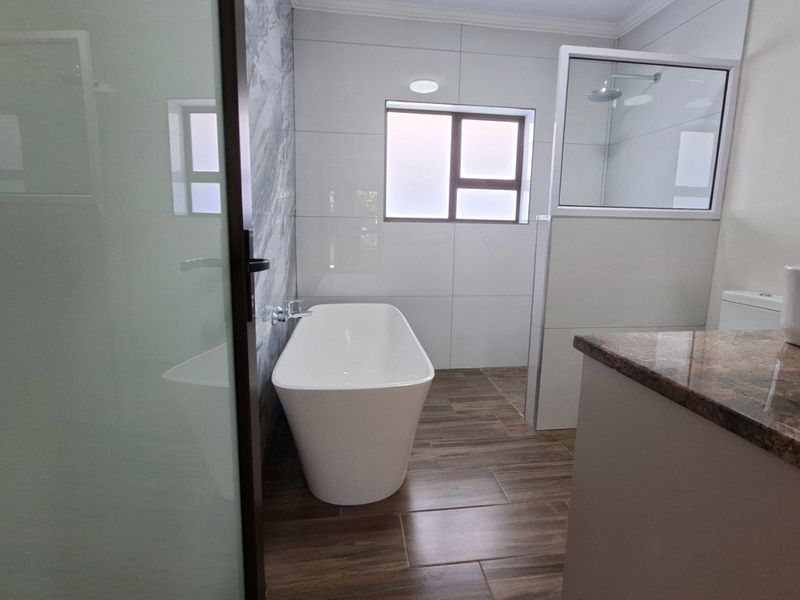 Luxury coastal livestyle home for sale in Stilbaai-Wes. - Photo 10