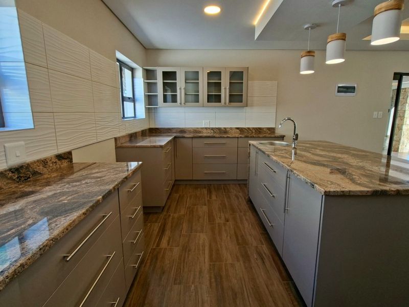 Luxury coastal livestyle home for sale in Stilbaai-Wes. - Photo 8
