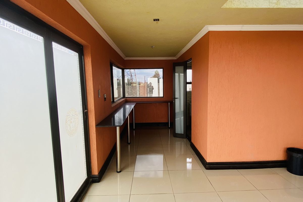 Elegant and Unique 4-Bedroom Simplex with Timeless Roman Décor - Photo 3