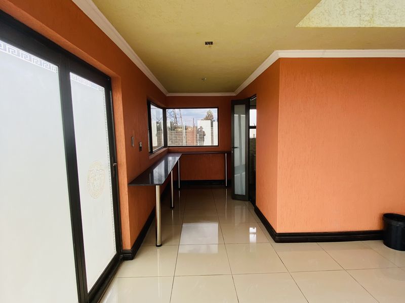 Elegant and Unique 4-Bedroom Simplex with Timeless Roman Décor - Photo 3