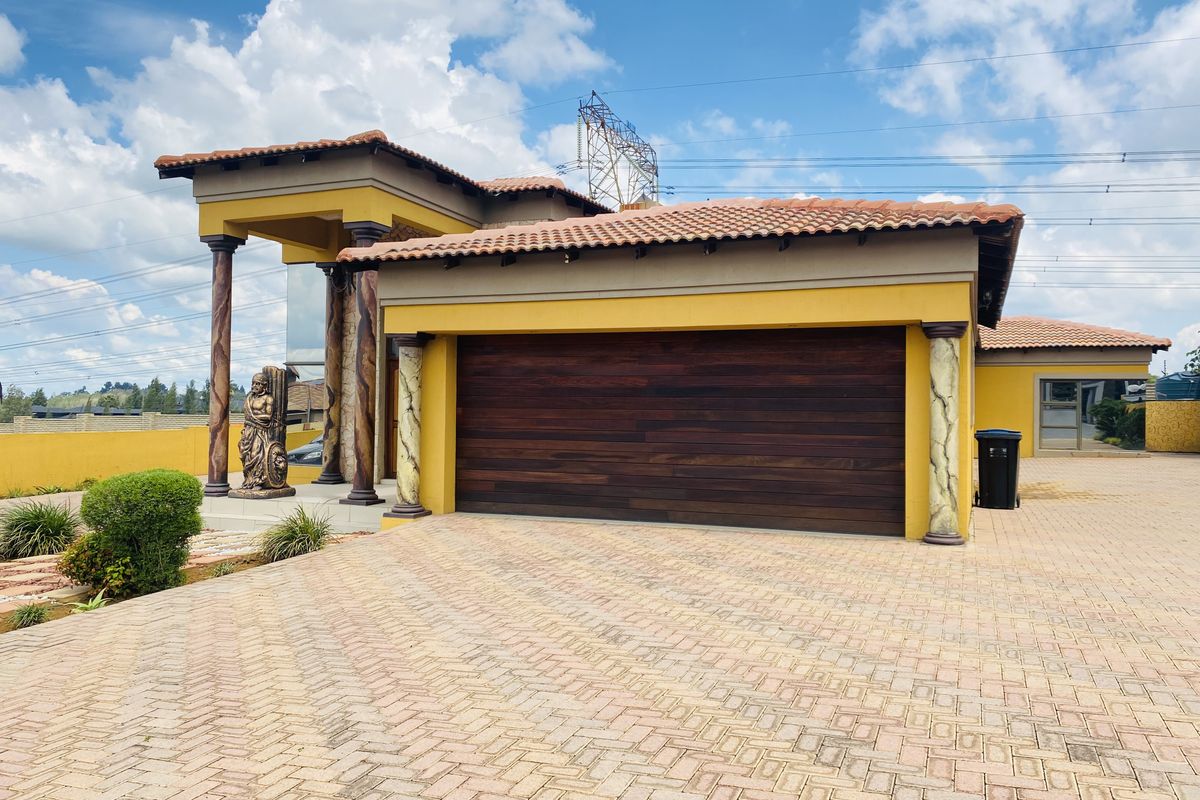 Elegant and Unique 4-Bedroom Simplex with Timeless Roman Décor - Photo 2