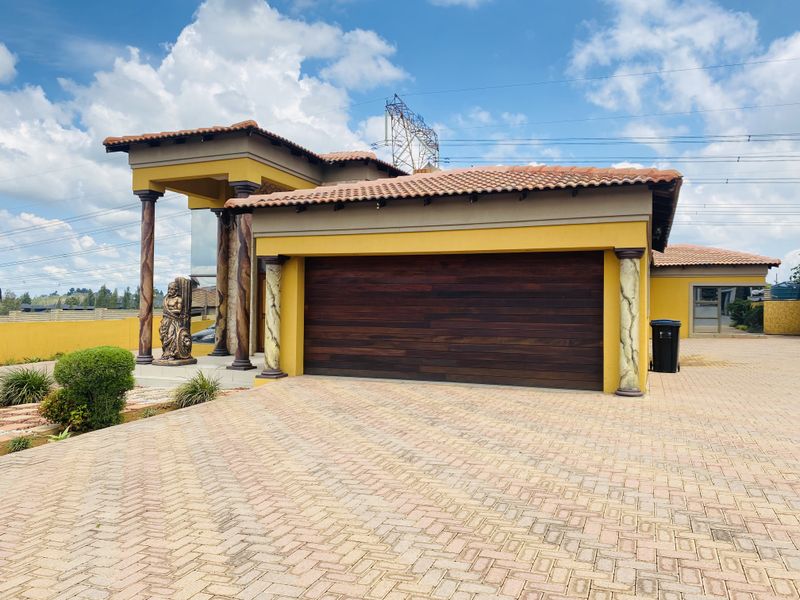 Elegant and Unique 4-Bedroom Simplex with Timeless Roman Décor - Photo 2