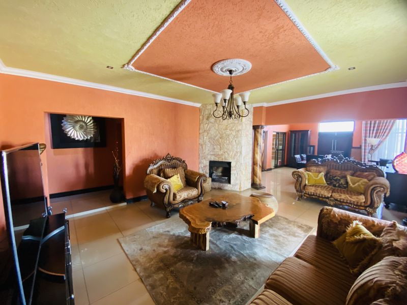 Elegant and Unique 4-Bedroom Simplex with Timeless Roman Décor - Photo 9