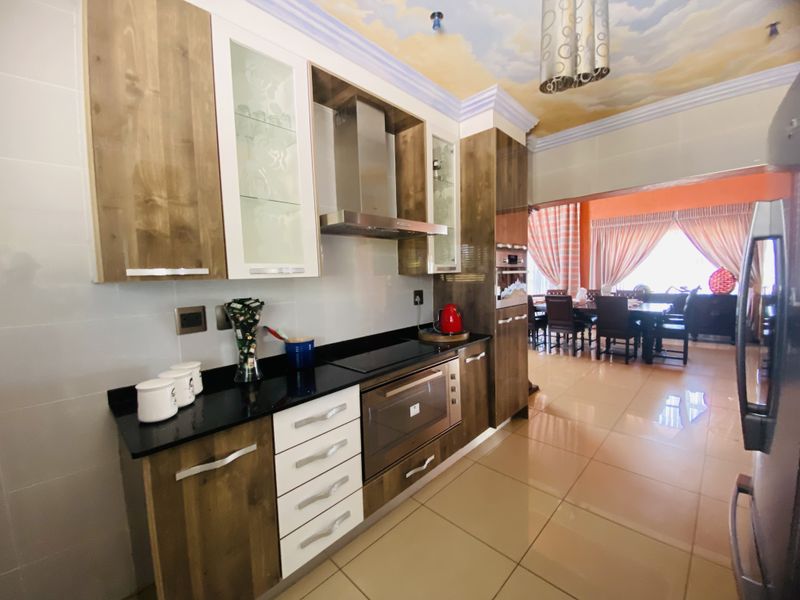 Elegant and Unique 4-Bedroom Simplex with Timeless Roman Décor - Photo 8