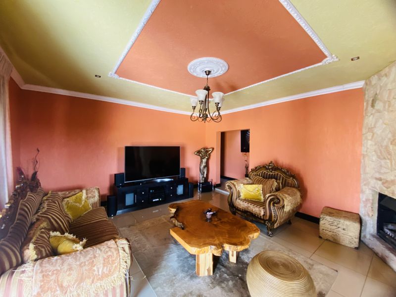 Elegant and Unique 4-Bedroom Simplex with Timeless Roman Décor - Photo 10