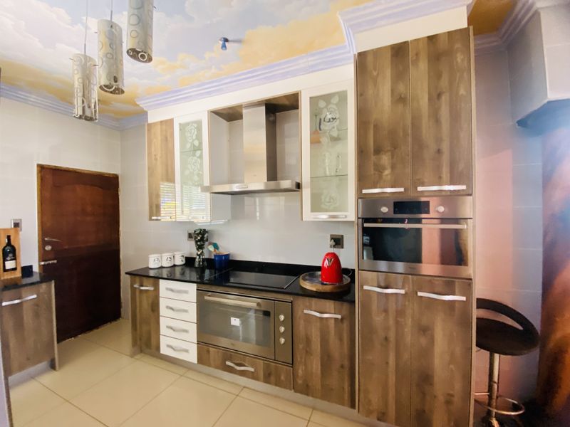 Elegant and Unique 4-Bedroom Simplex with Timeless Roman Décor - Photo 7