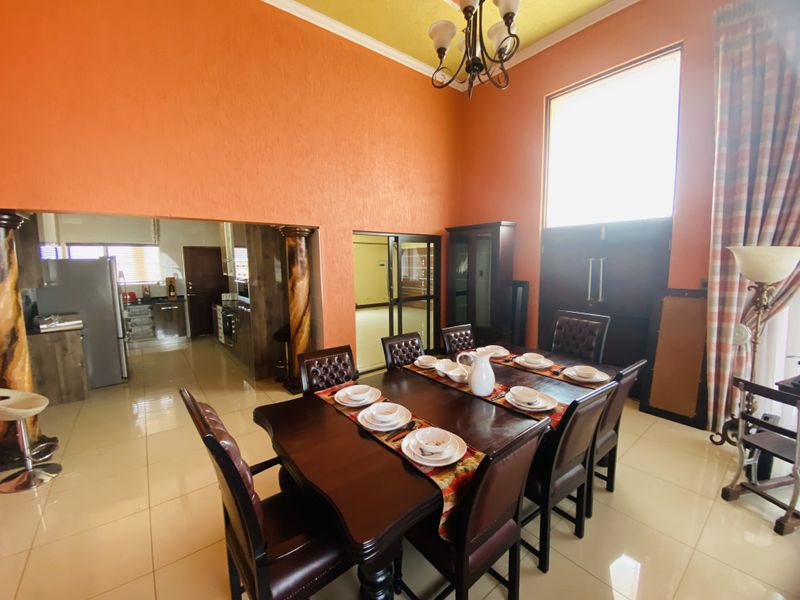 Elegant and Unique 4-Bedroom Simplex with Timeless Roman Décor - Photo 6