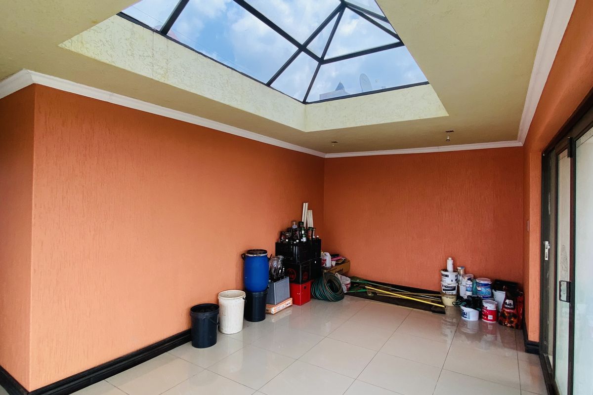 Elegant and Unique 4-Bedroom Simplex with Timeless Roman Décor - Photo 5