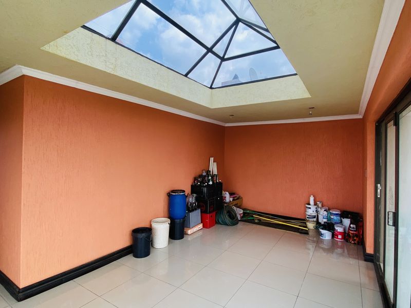 Elegant and Unique 4-Bedroom Simplex with Timeless Roman Décor - Photo 5