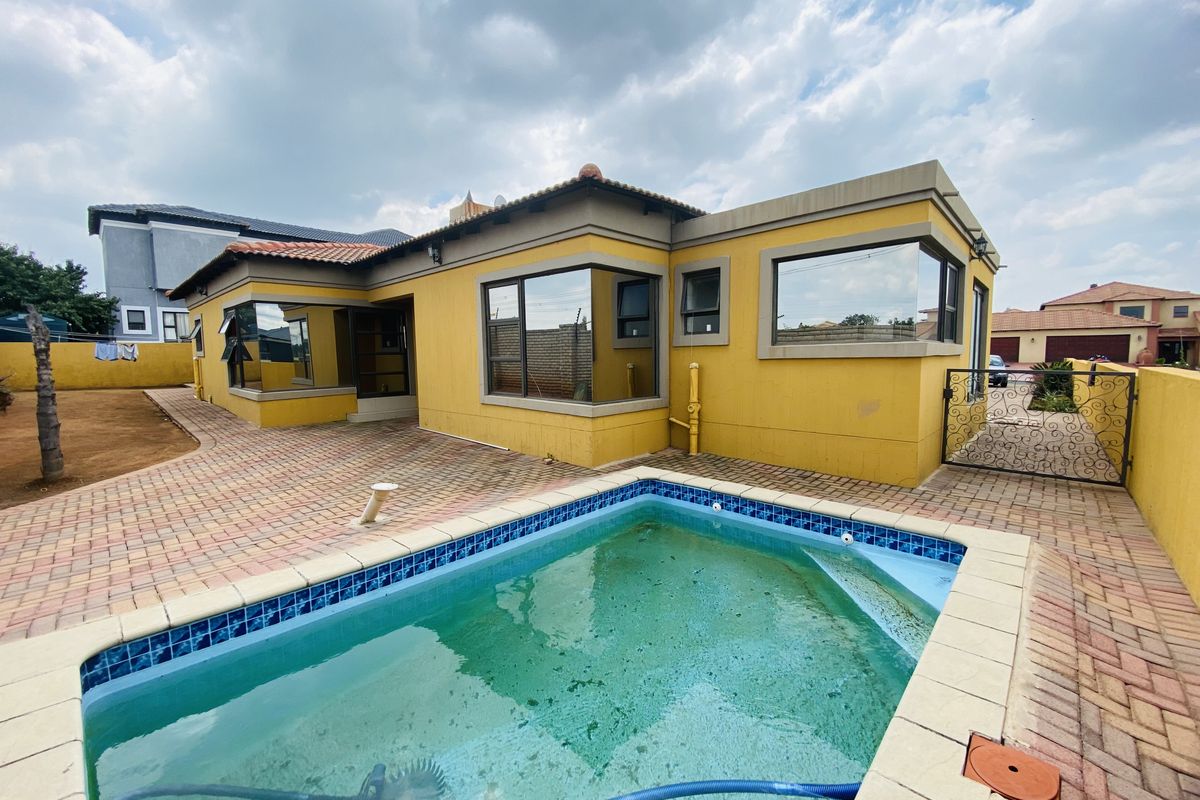 Elegant and Unique 4-Bedroom Simplex with Timeless Roman Décor - Photo 4