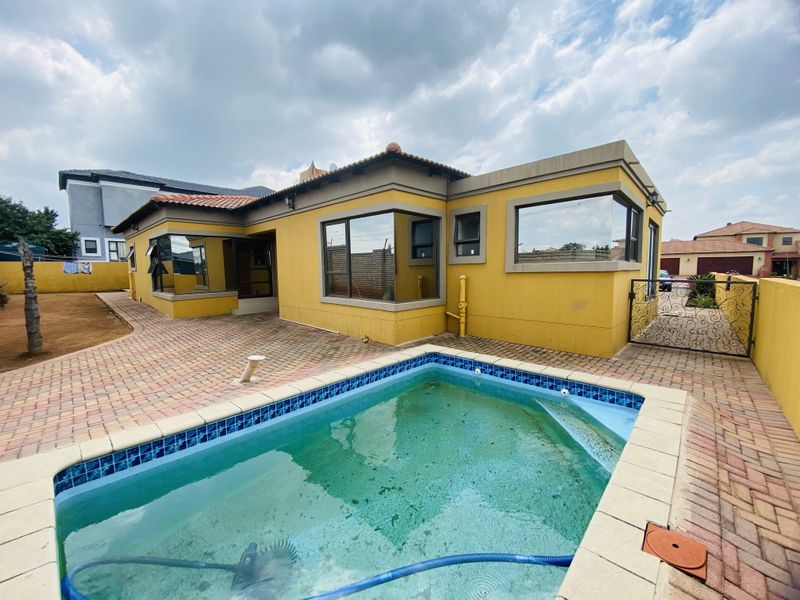 Elegant and Unique 4-Bedroom Simplex with Timeless Roman Décor - Photo 4