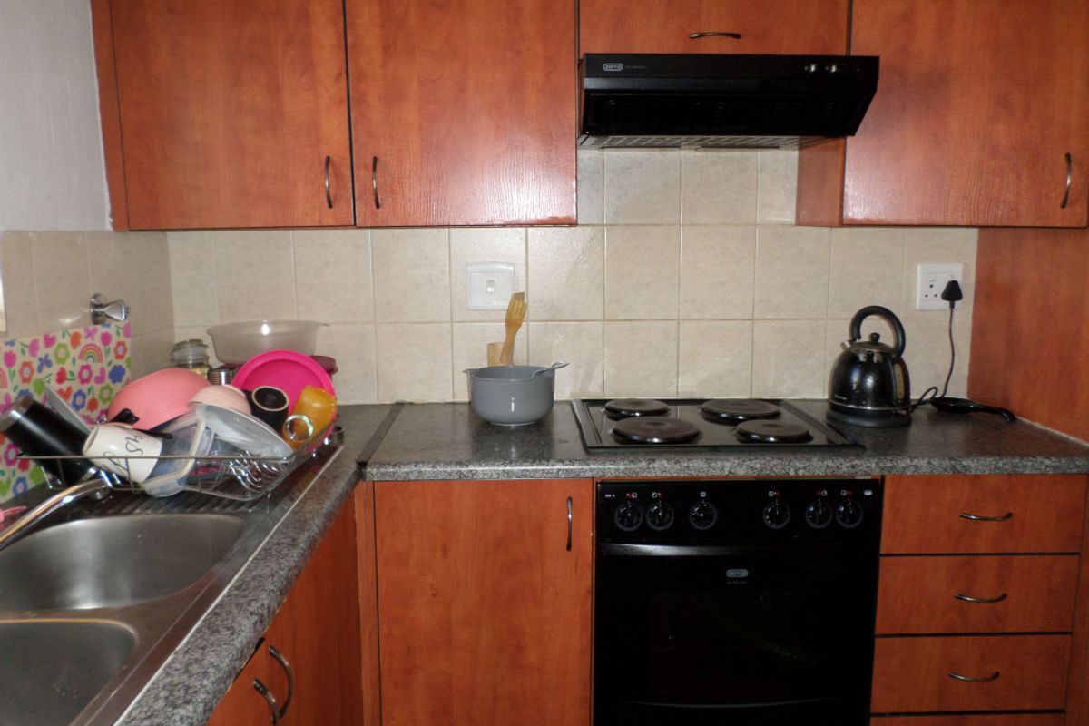 2 bed 1 bath  Garden Apartment Call me Al but Call me ALAADDIN & SURAIYA - Photo 2