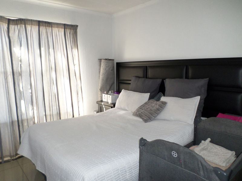 2 bed 1 bath  Garden Apartment Call me Al but Call me ALAADDIN & SURAIYA - Photo 3