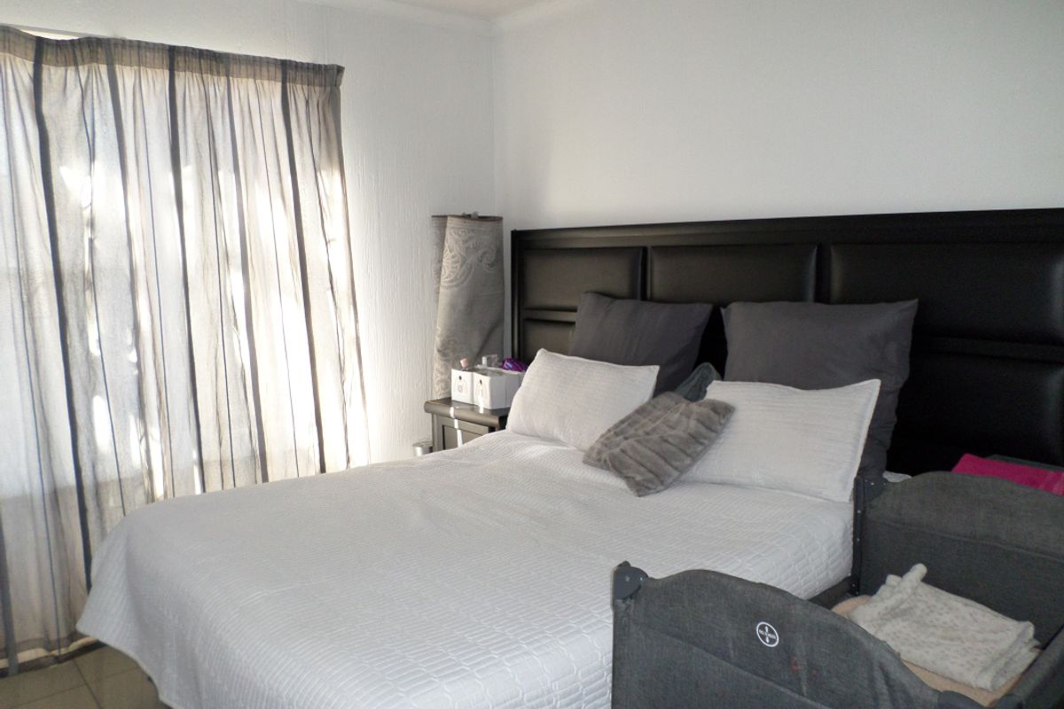 2 bed 1 bath  Garden Apartment Call me Al but Call me ALAADDIN & SURAIYA - Photo 3