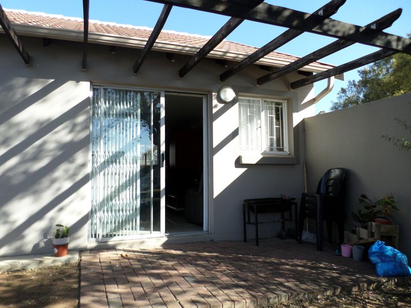 2 bed 1 bath  Garden Apartment Call me Al but Call me ALAADDIN & SURAIYA - Photo 4