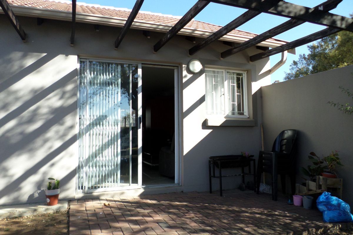 2 bed 1 bath  Garden Apartment Call me Al but Call me ALAADDIN & SURAIYA - Photo 4