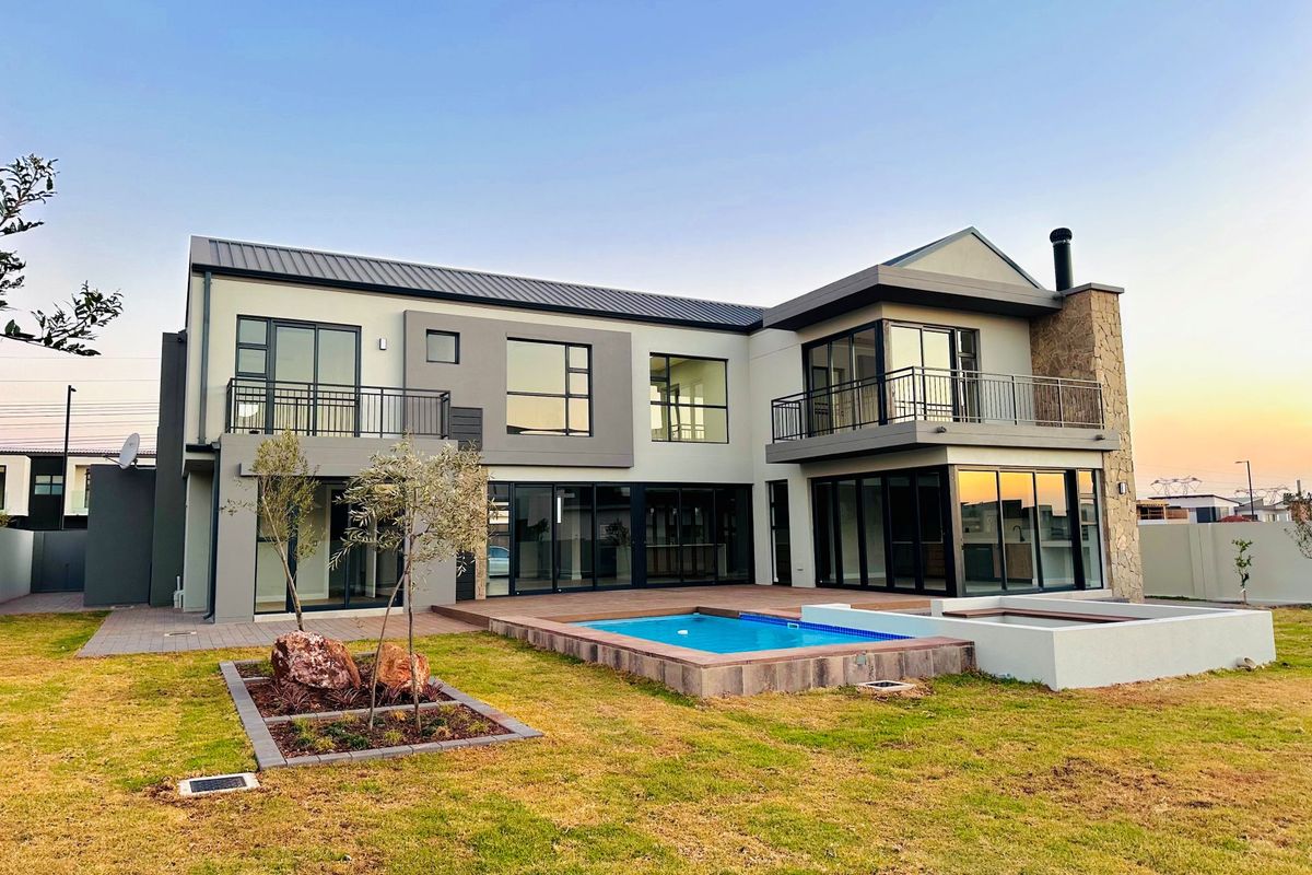 Stunning Double-Storey Home with Entertainment Flair in Midstream Heights - Photo 2