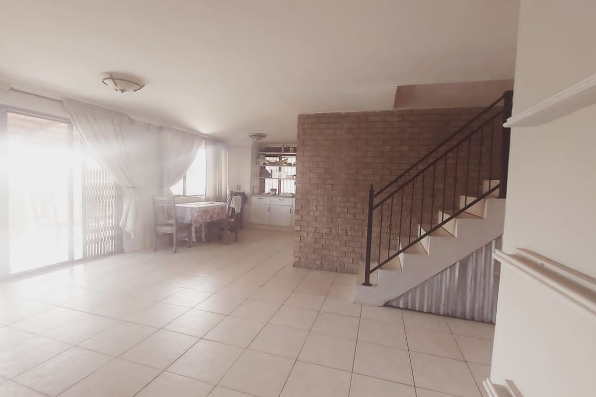 Grand Family Home With Passive Income Of R4500 A Month - Photo 3