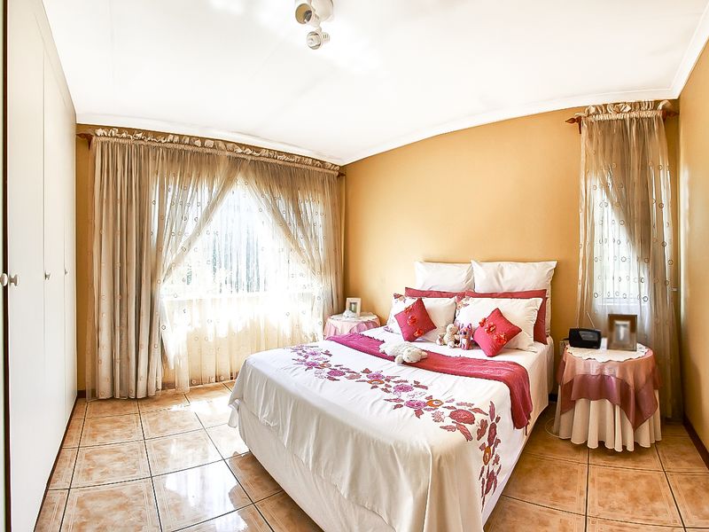 Attractive First Floor Apartment in Tulip Wood Complex - Photo 8