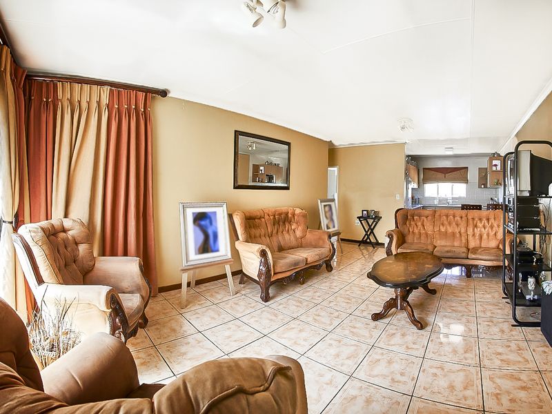 Attractive First Floor Apartment in Tulip Wood Complex - Photo 2