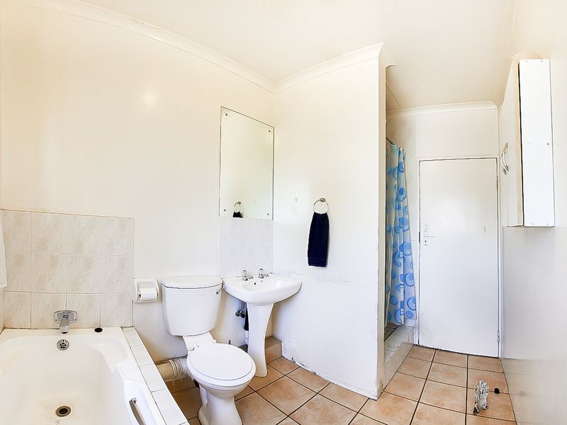 Attractive First Floor Apartment in Tulip Wood Complex - Photo 5