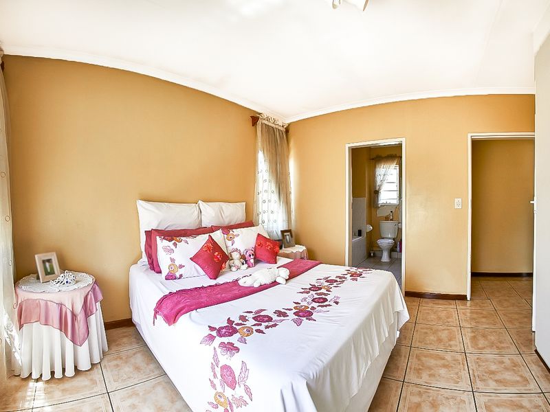 Attractive First Floor Apartment in Tulip Wood Complex - Photo 6