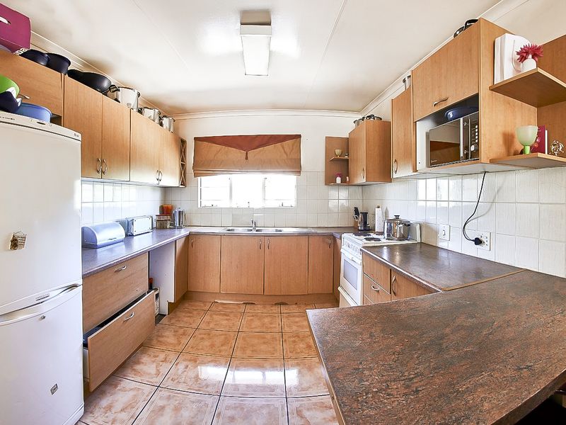 Attractive First Floor Apartment in Tulip Wood Complex - Photo 9