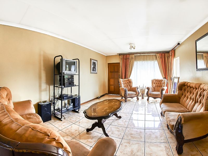 Attractive First Floor Apartment in Tulip Wood Complex - Photo 3