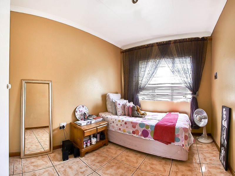 Attractive First Floor Apartment in Tulip Wood Complex - Photo 4