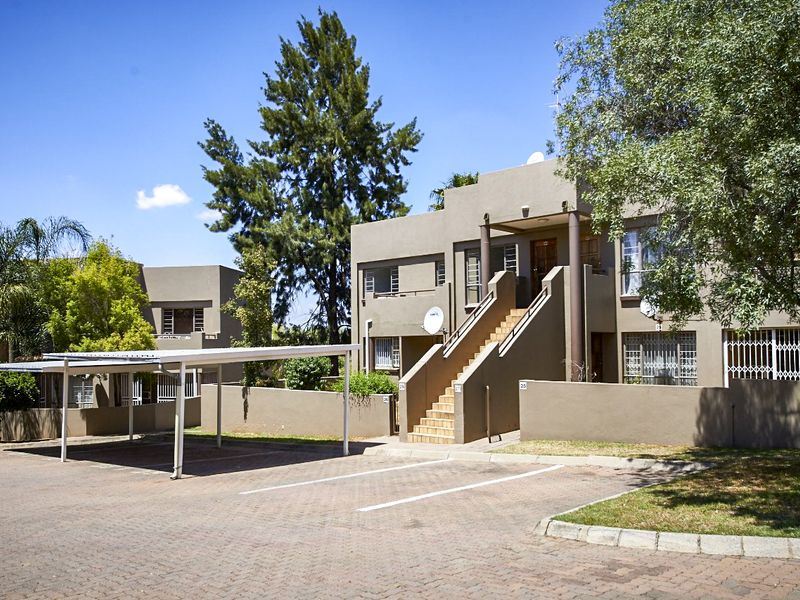 Attractive First Floor Apartment in Tulip Wood Complex - Photo 1