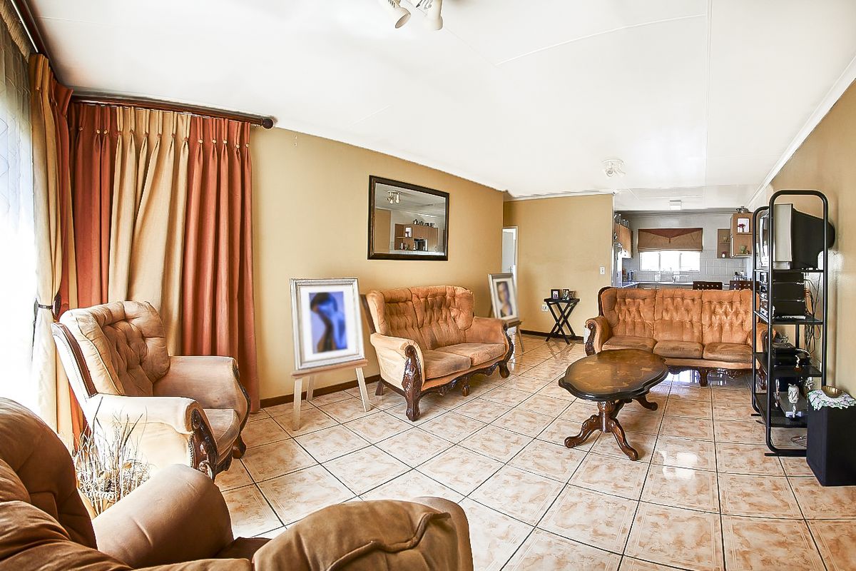 Attractive First Floor Apartment in Tulip Wood Complex - Photo 2