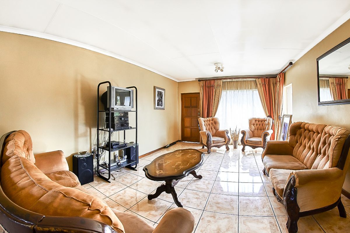 Attractive First Floor Apartment in Tulip Wood Complex - Photo 3