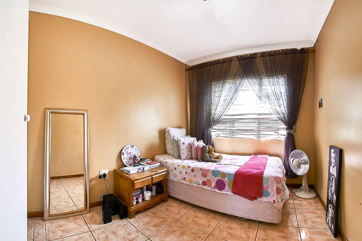 Attractive First Floor Apartment in Tulip Wood Complex - Photo 4