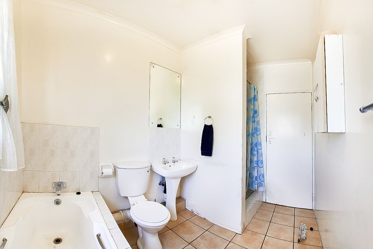 Attractive First Floor Apartment in Tulip Wood Complex - Photo 5