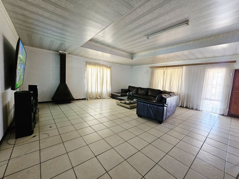 1.9 Ha plot with five bedroom and three bathroom property for sale - Photo 10