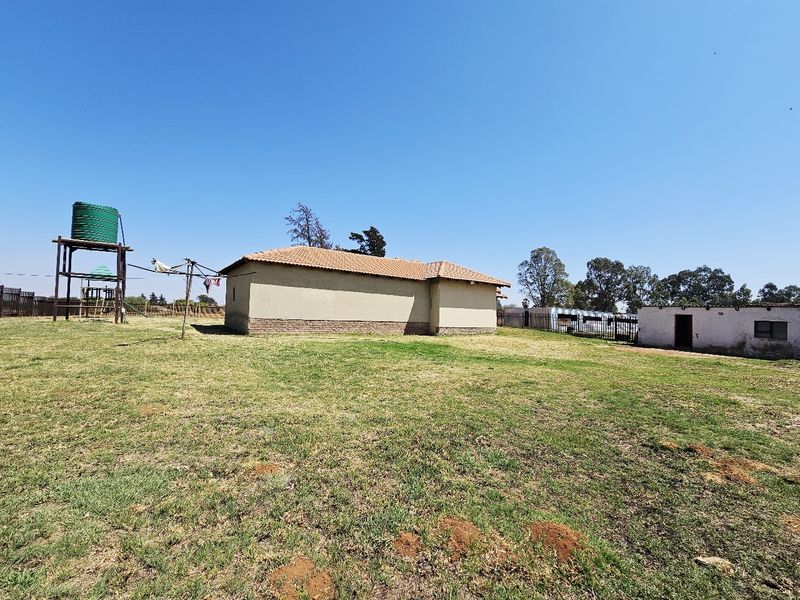 1.9 Ha plot with five bedroom and three bathroom property for sale - Photo 2