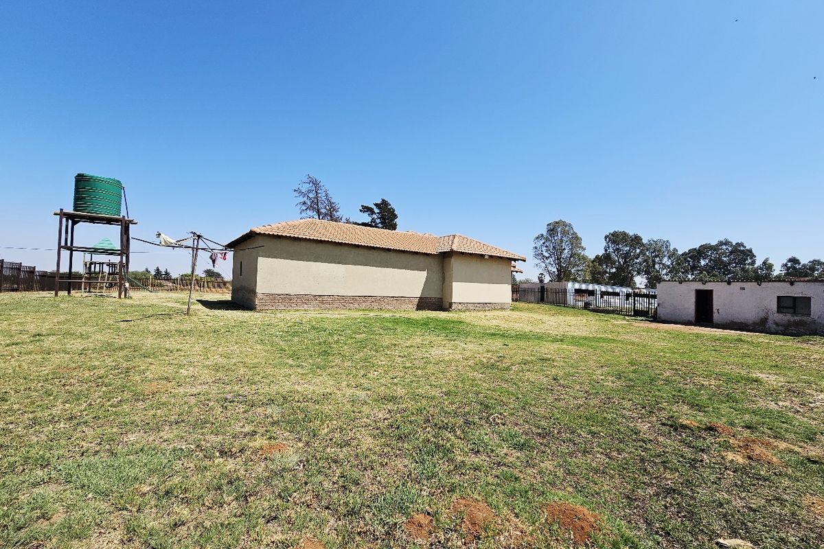 1.9 Ha plot with five bedroom and three bathroom property for sale - Photo 2