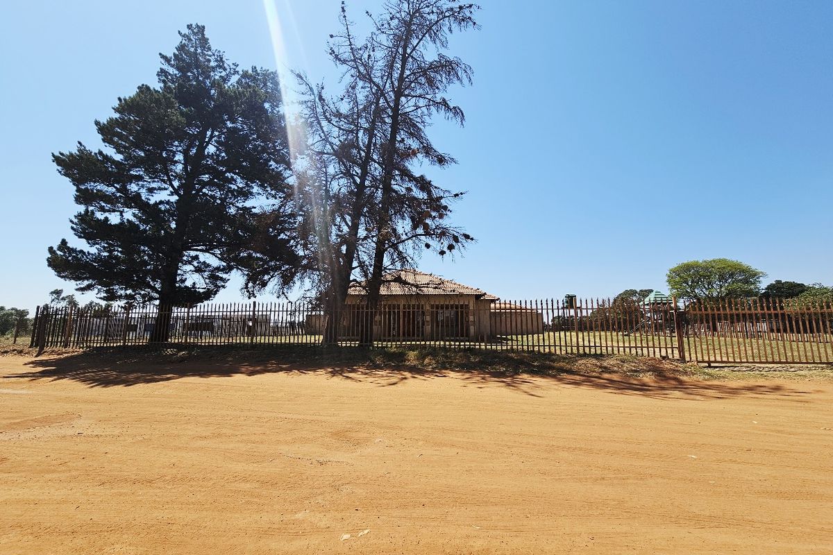 1.9 Ha plot with five bedroom and three bathroom property for sale - Photo 3