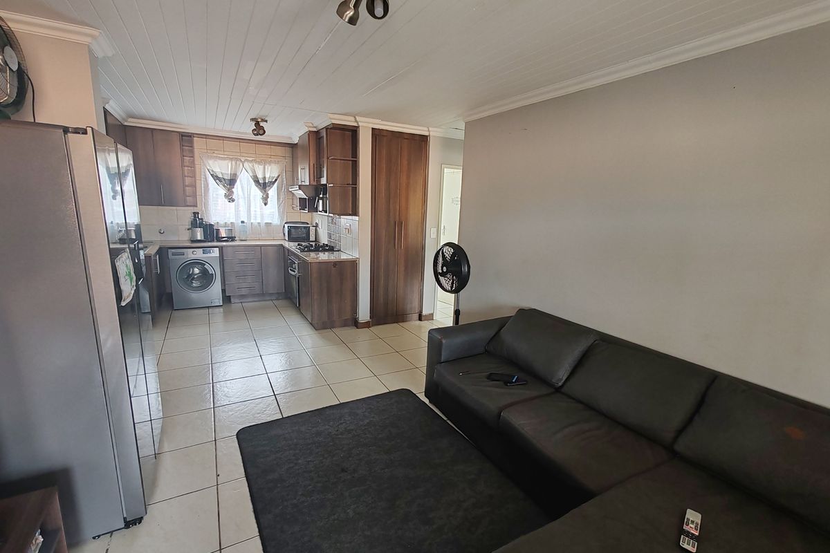 Modern 2-Bedroom Apartment with Balcony & Built-in Braai - Photo 4