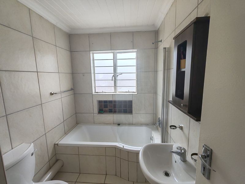 Modern 2-Bedroom Apartment with Balcony & Built-in Braai - Photo 8