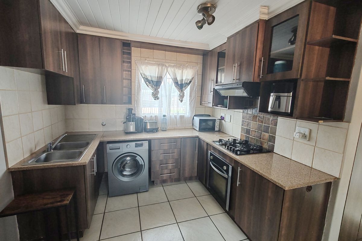 Modern 2-Bedroom Apartment with Balcony & Built-in Braai - Photo 3