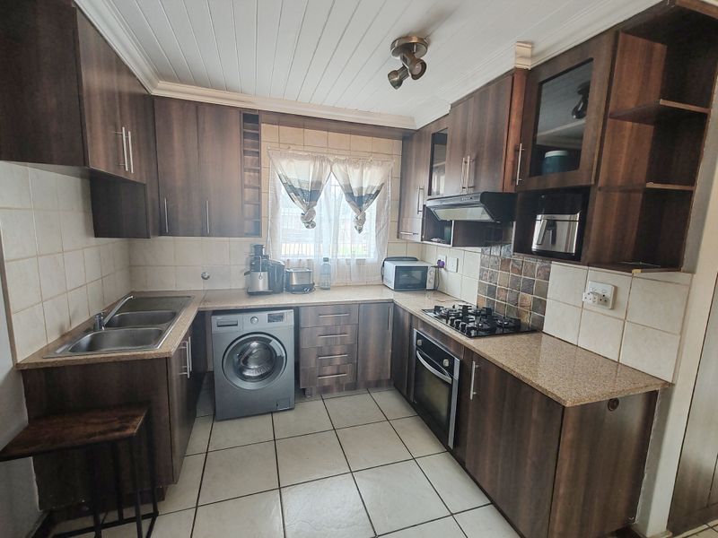 Modern 2-Bedroom Apartment with Balcony & Built-in Braai - Photo 3