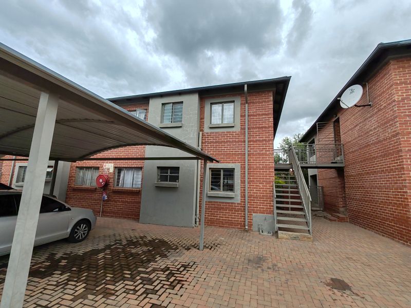 Modern 2-Bedroom Apartment with Balcony & Built-in Braai - Photo 2