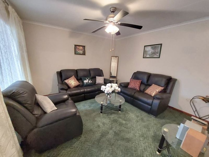 Spacious Double Storey 4 Bedroom Family Home - Photo 9