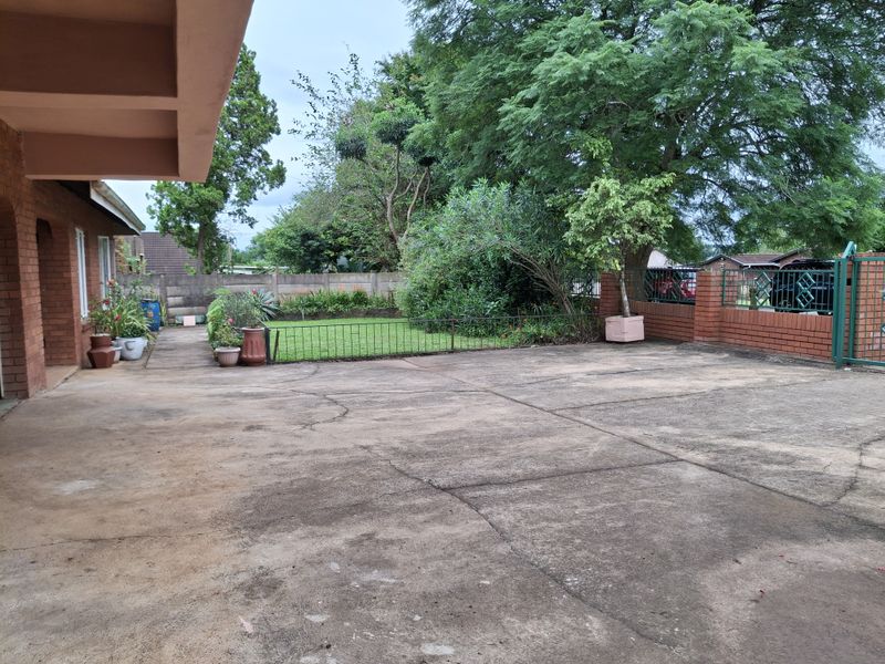 Spacious Double Storey 4 Bedroom Family Home - Photo 8